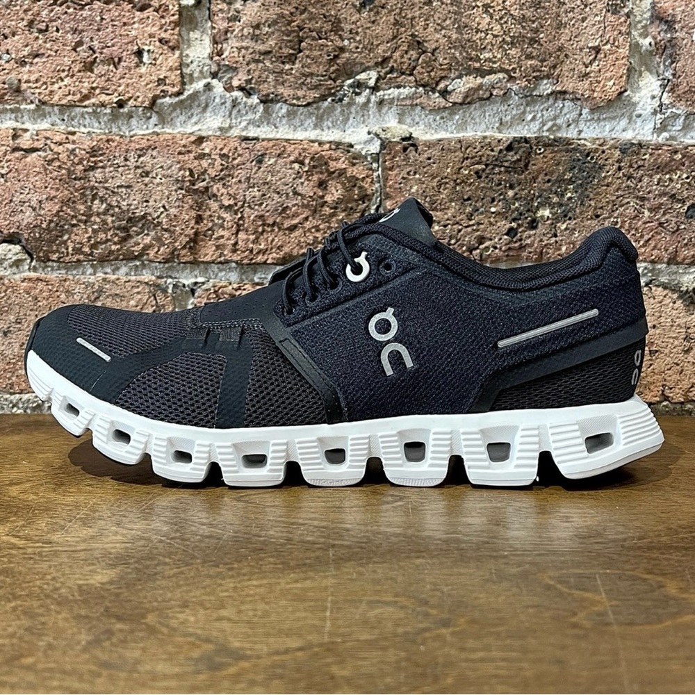 On Cloud Running Shoe Cloud 5 Size 7